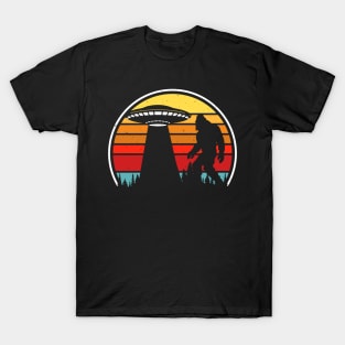 Retro alien ufo bigfoot abduction T-Shirt